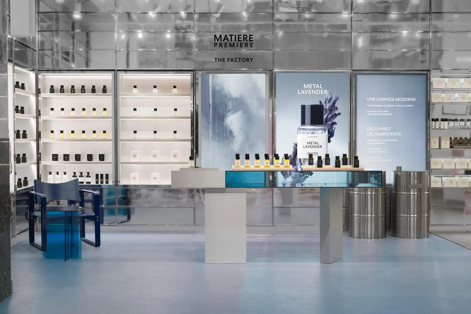 Panorama de l'installation The Factory aux Galeries Lafayette, parois chromées, campagne Metal Lavender