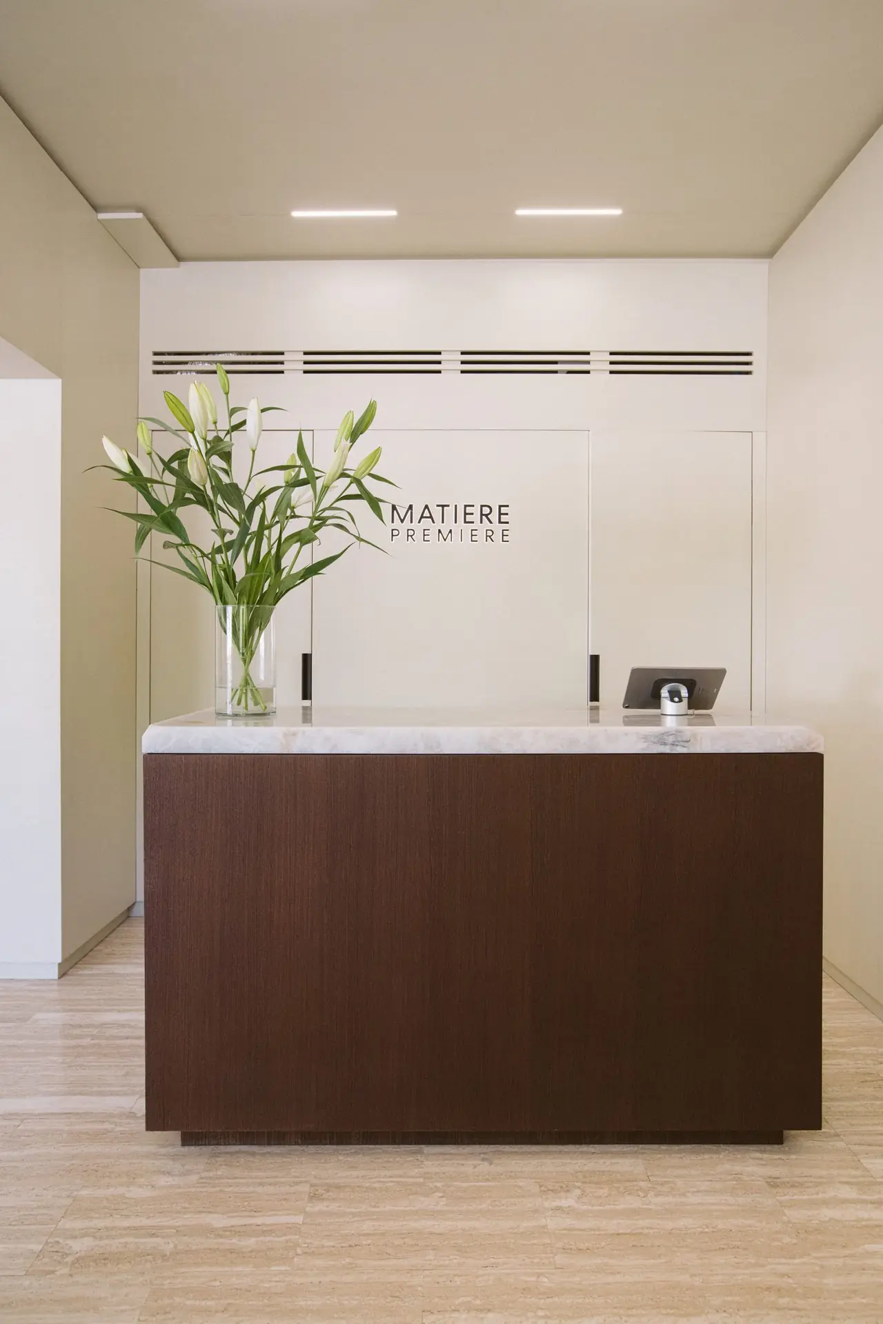 Comptoir d'accueil en bois, fleurs, signalétique Matiere Premiere