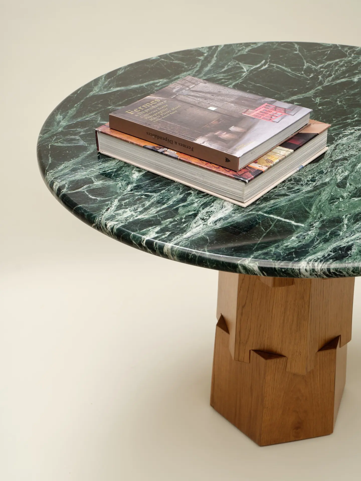 Détail du plateau en marbre Verde Alpi avec livres