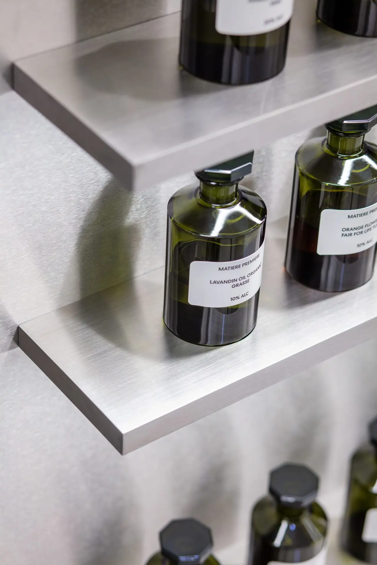 Flacons Matiere Premiere sur étagère en acier brossé, Lavandin Oil Organic Grasse