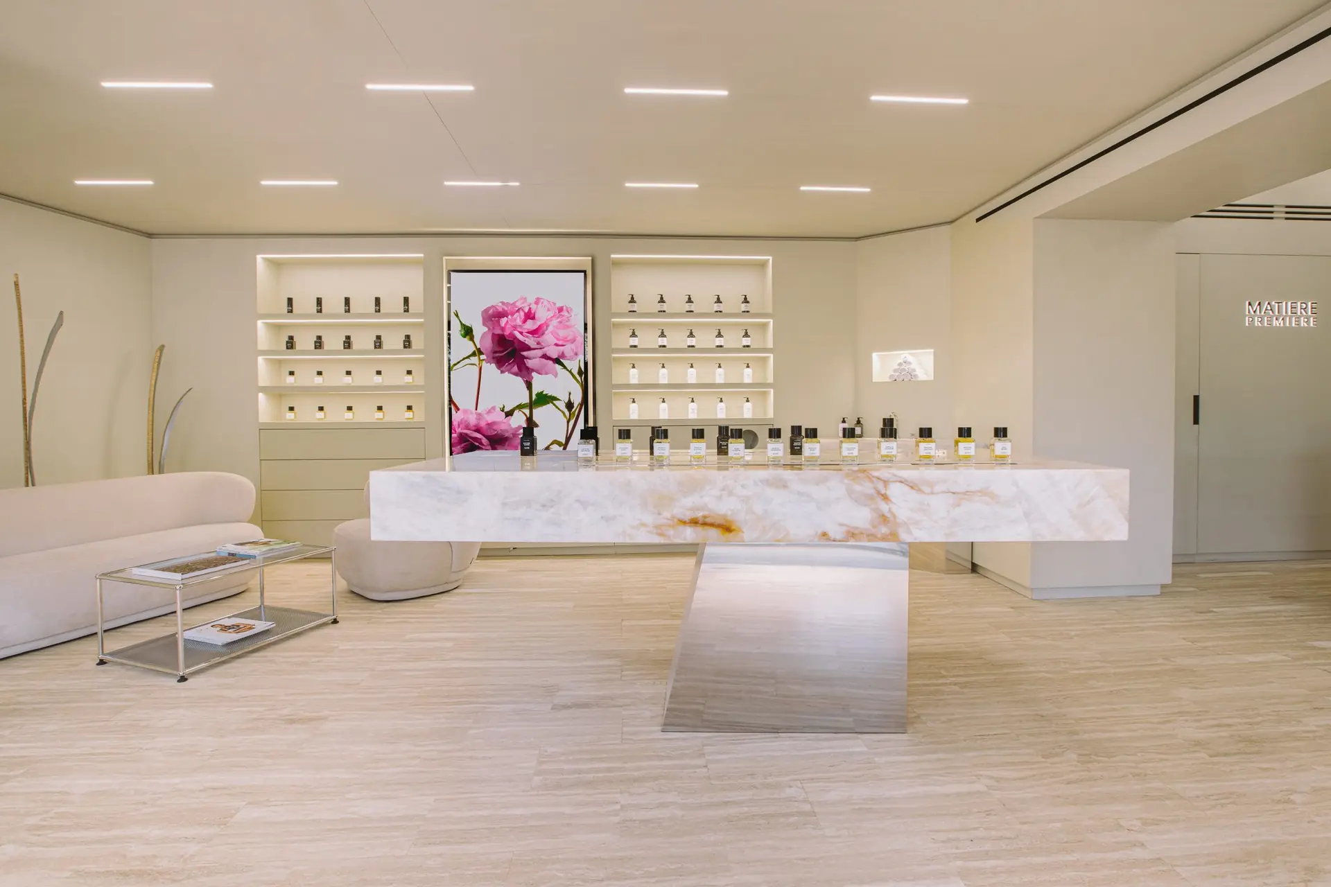 Comptoir marbre avec flacons, fresque de roses roses, signalétique Matiere Premiere