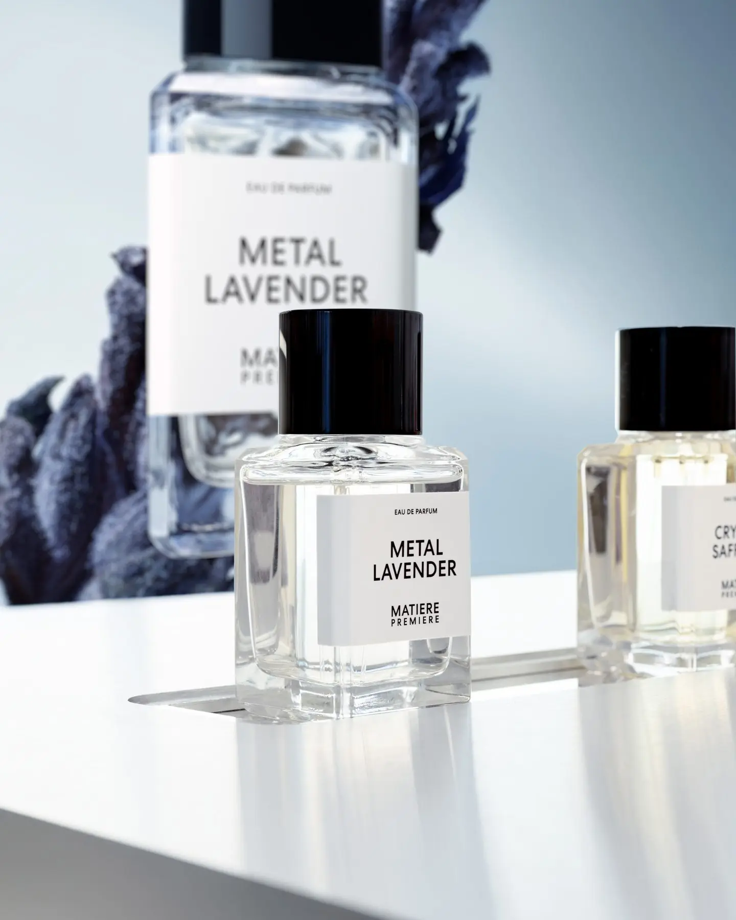 Flacon Metal Lavender sur la table d'essai, grand visuel en arrière-plan