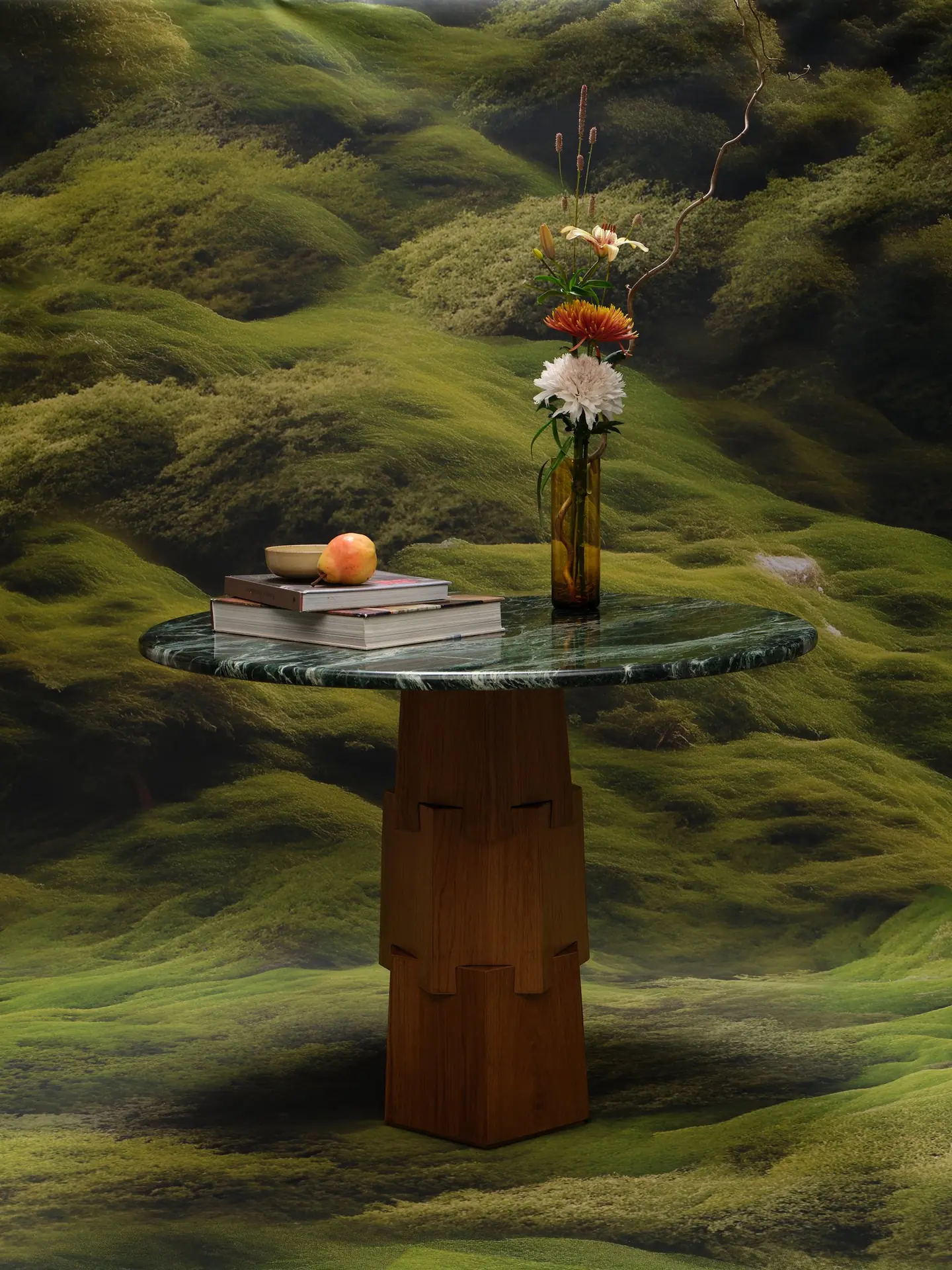 Vue complète de la table Verde Alpi, vase, livres et fruit sur le plateau