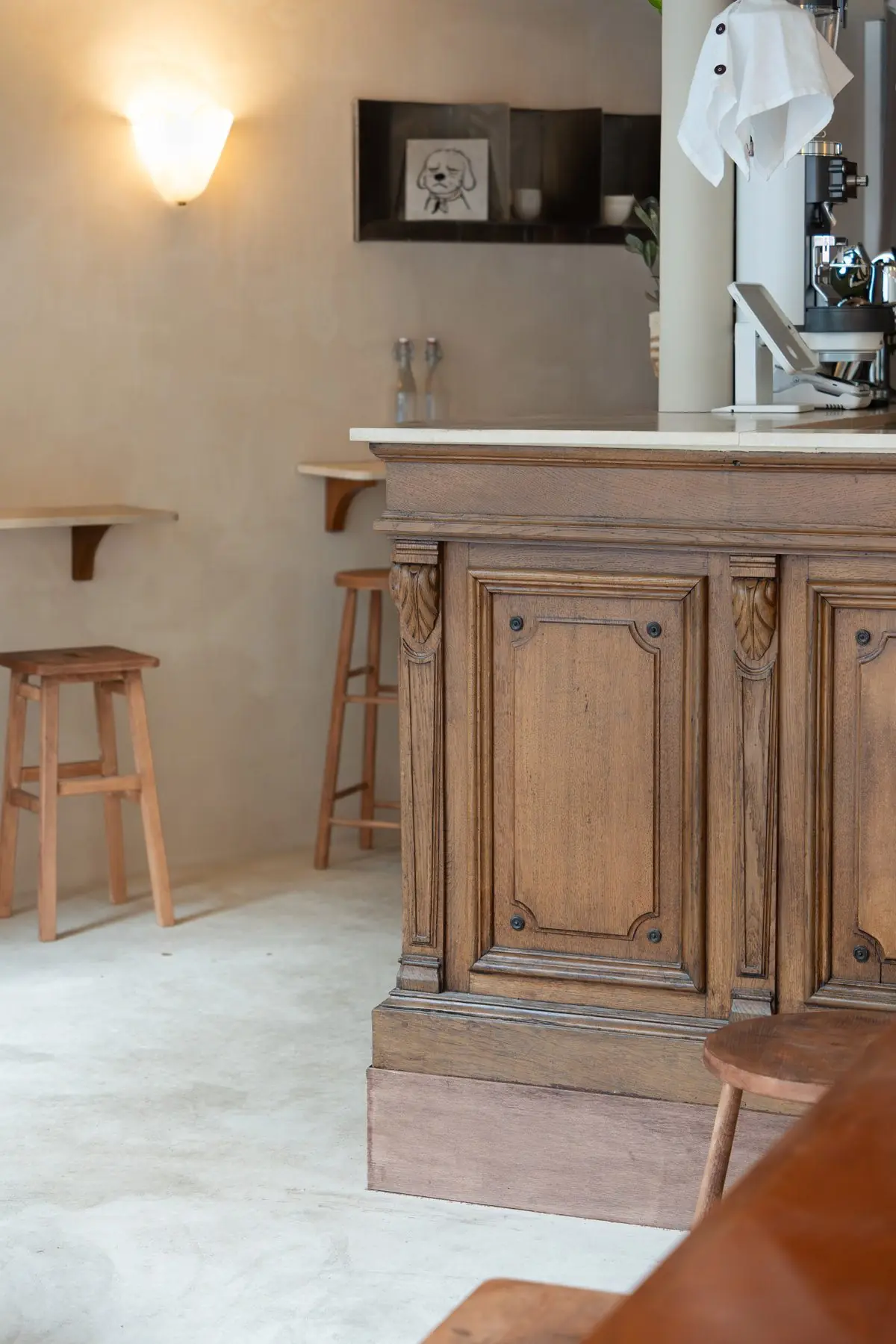 Comptoir en chêne sculpté, tablettes murales et tabourets en bois