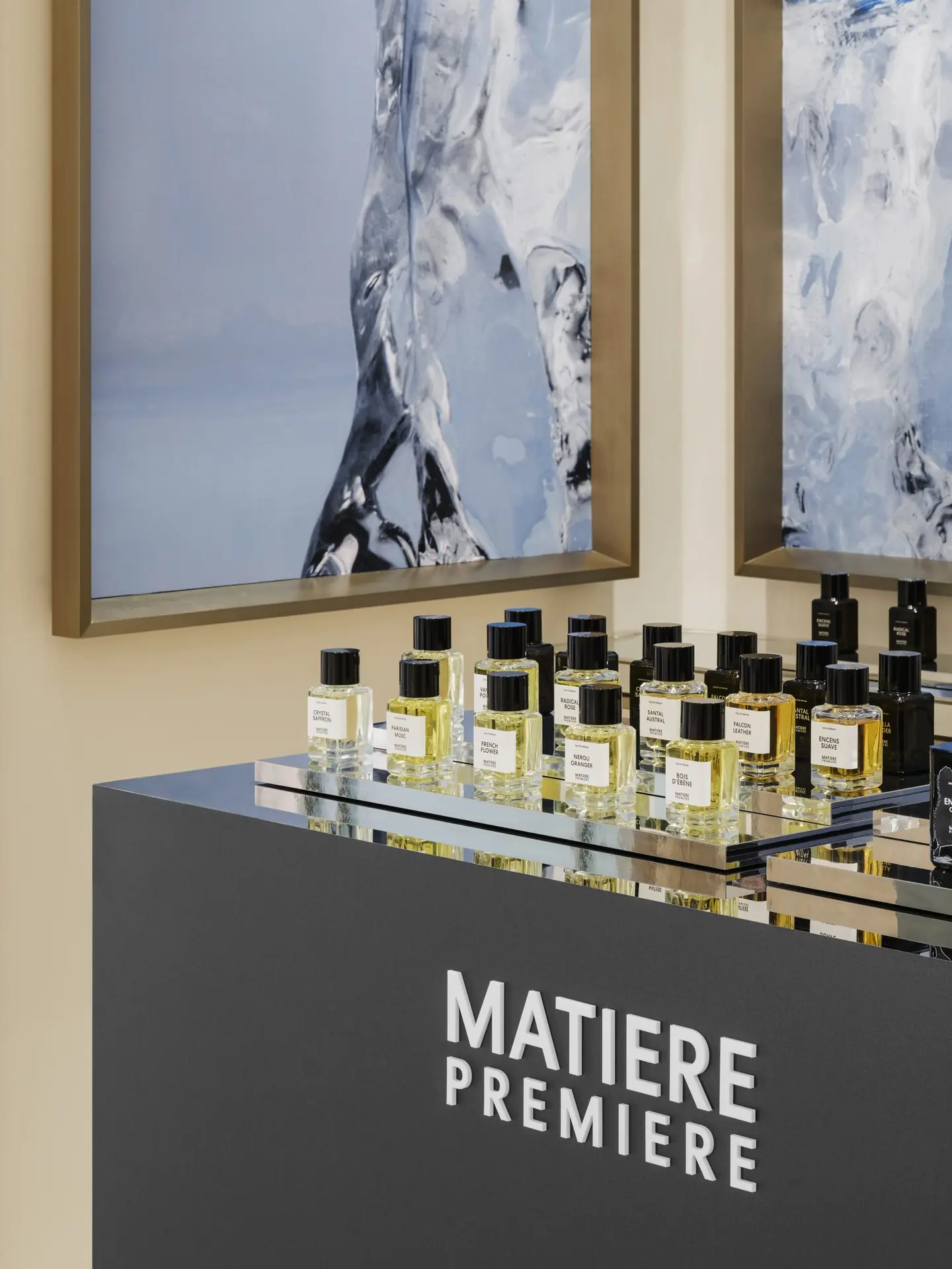 Comptoir intérieur Matiere Premiere, flacons alignés, cadres en laiton avec visuels de glace