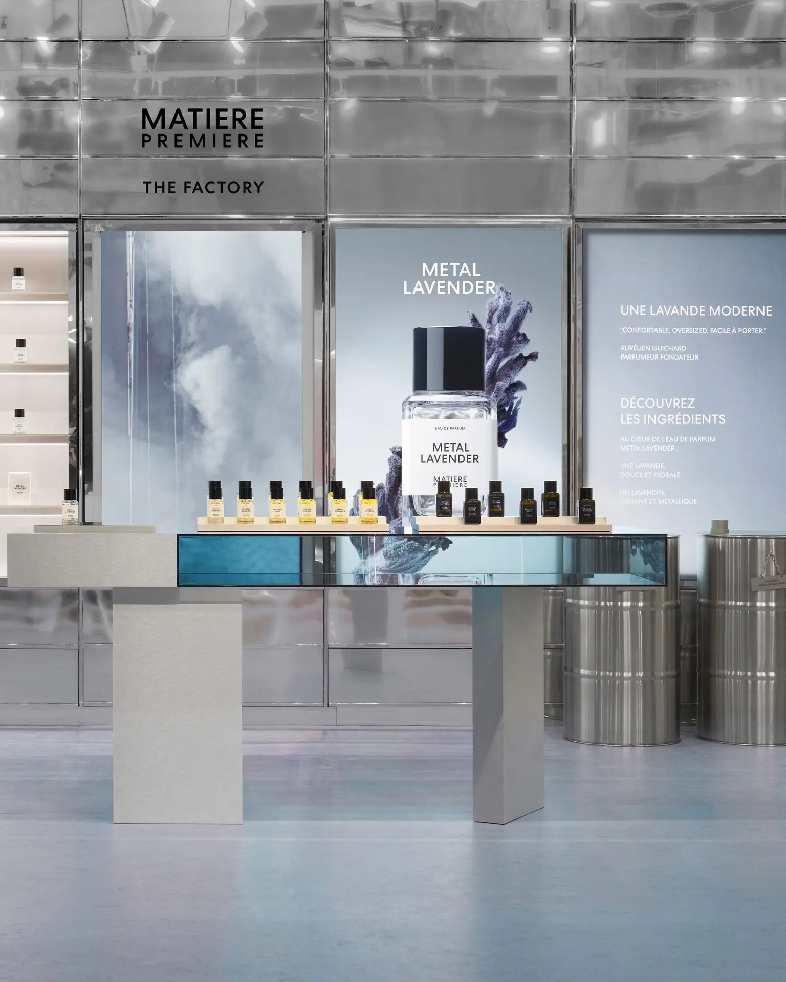 Intérieur de l'installation, parois chromées, comptoir de verre bleu, portrait du parfumeur