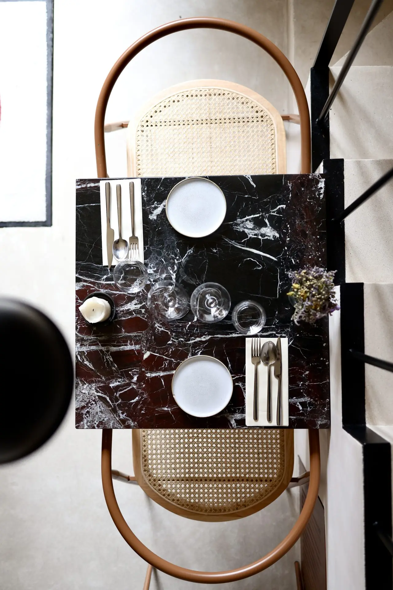 Table dressée, vue du dessus, plateau en marbre veiné